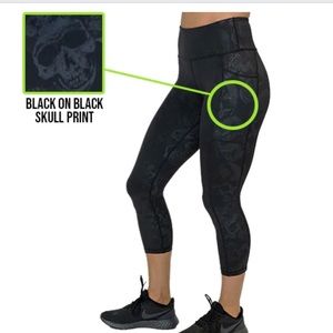 Shadow skulls CVG capri leggings MEDIUM